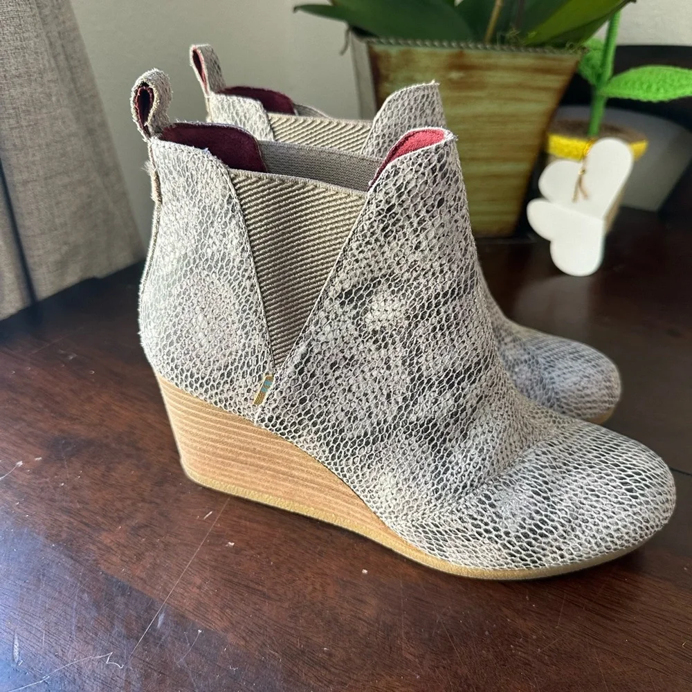Toms Snake-Texture Light Gray Chelsea Booties